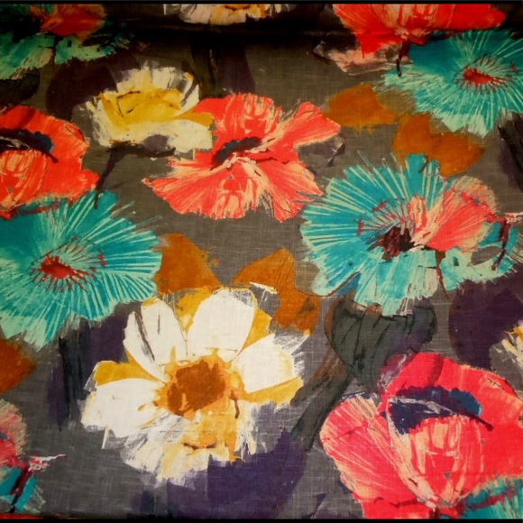 2.75 Yards Hamilton Nikita in Graphite Boho Floral - Picture 3 of 5